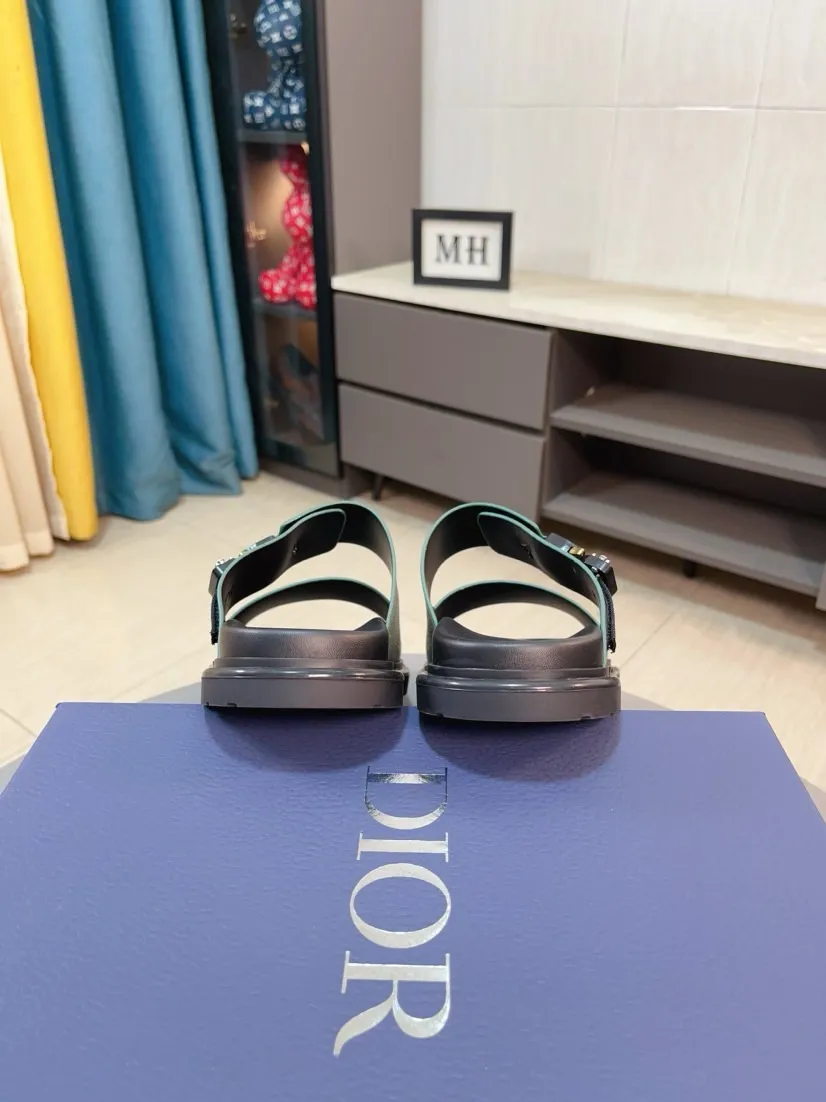 Men's Men's Shoes 💰320🌸🌸Dior Aqua Men's Sandals Slippers. Showcasing Dior haute couture design. The Dior gray suede strap is accented with an aluminum Dior buckle for added style. Paired with a comfortable tonal notch sole, they pair easily with shorts or jeans for a sophisticated look. Main body: suede cow leather, technical fabric lining: cow leather, with adjustable straps, aluminum Dior buckle, Dior gray EVA insole, tonal notch rubber outsole splicing structure👌👌size: 38-44 (45.46 customized)